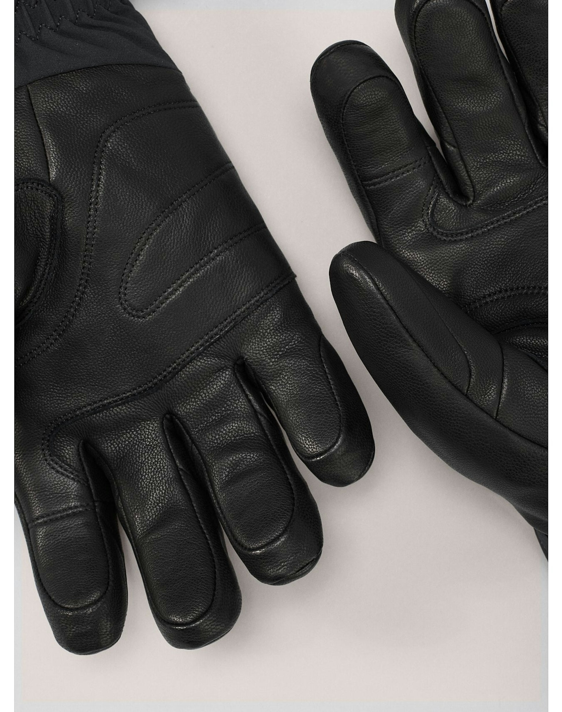 F23-X000007454-Sabre-Glove-Black-Detail.jpg